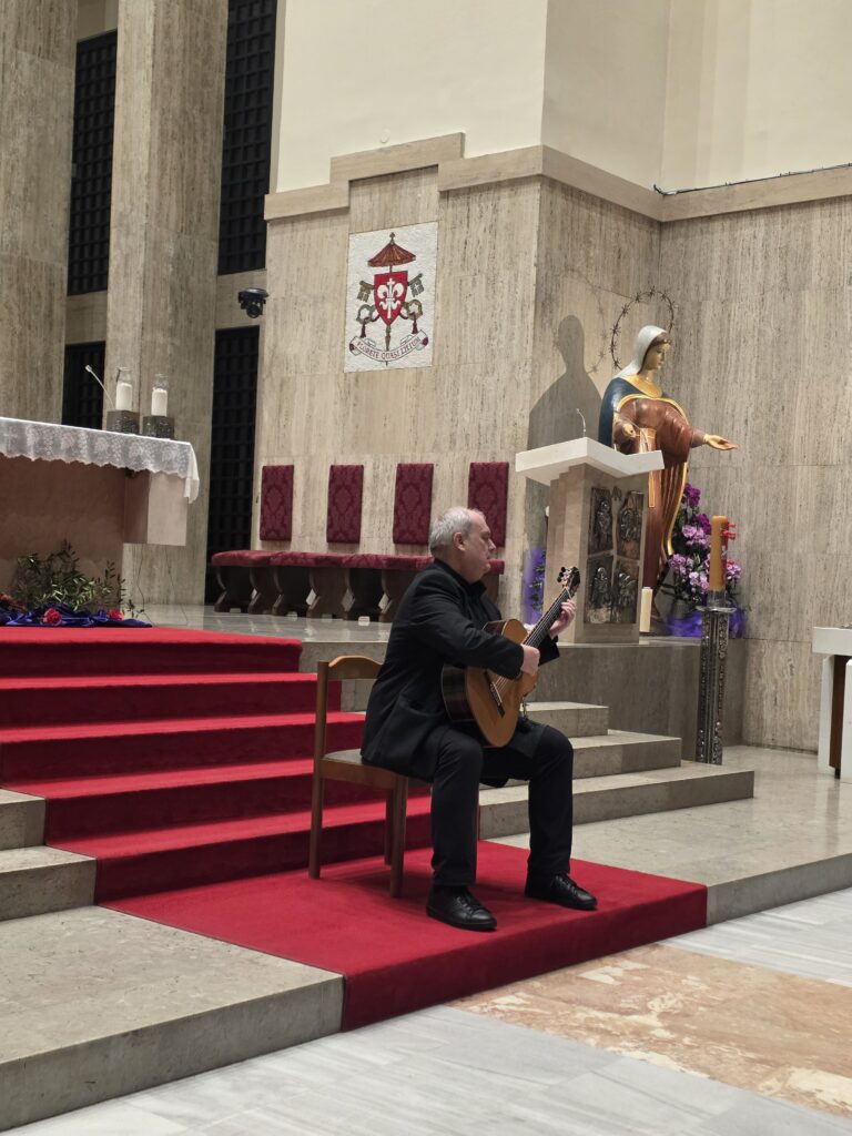 Koncert na gitari održao trajni đakon, Ratko Podvorac